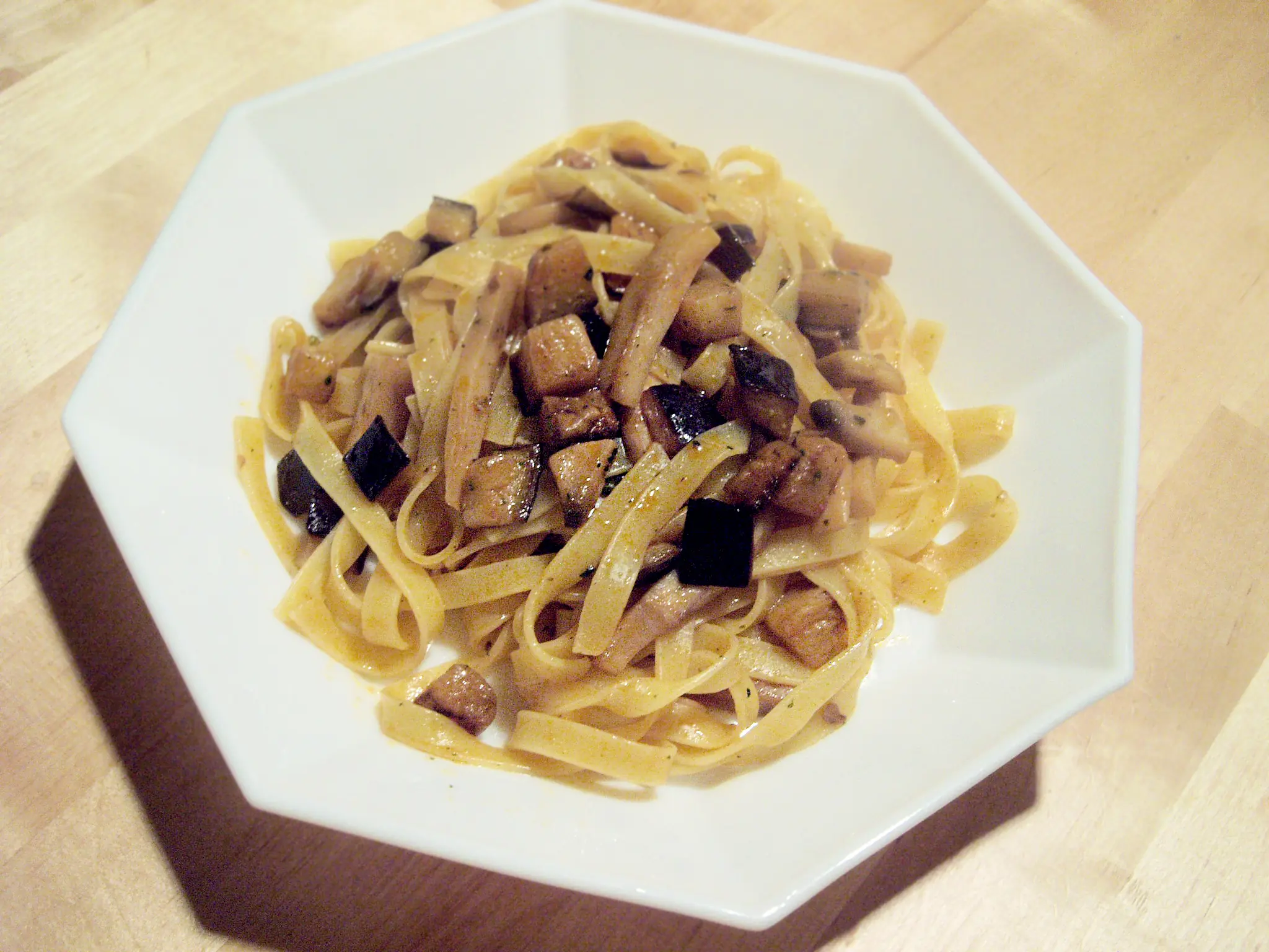 tagliatelle all’uovo con funghi champignon e melanzene