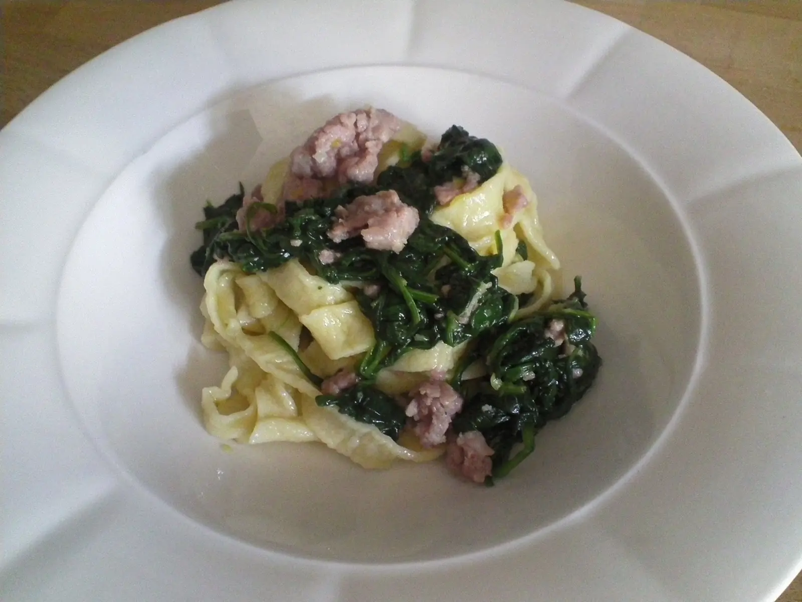 Tagliatelle caserecce con salsiccia e spinacini novelli