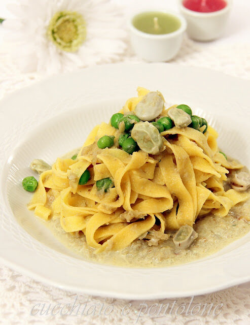 tagliatelle con fave, piselli e crema di carciofi