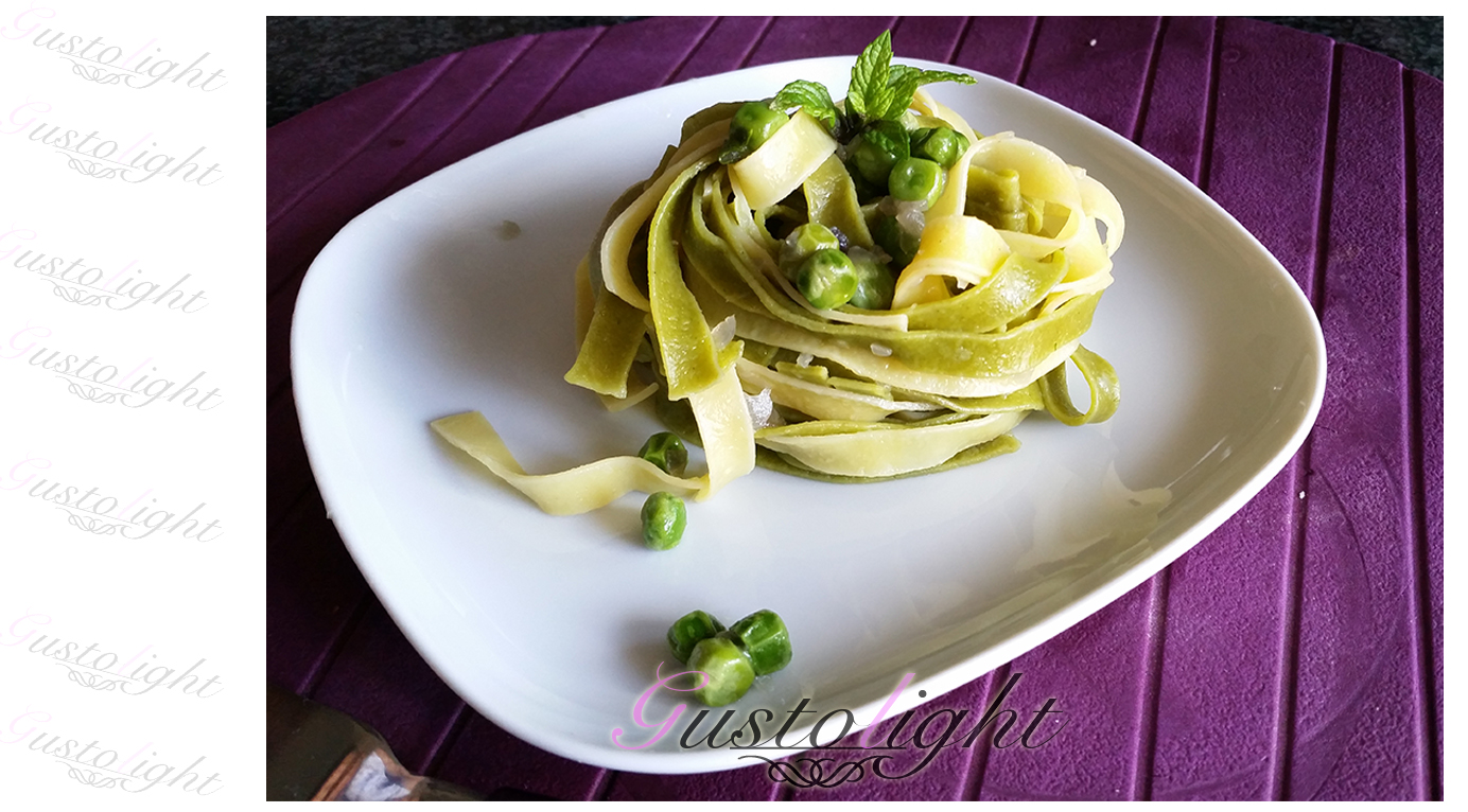 Tagliatelle paglia e fieno con piselli e menta