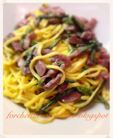 Tagliolini all’uovo con punte d’asparagi e prosciutto crudo