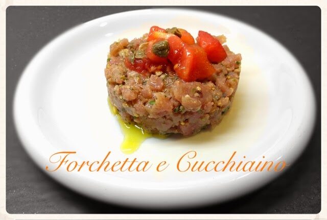 Tartare delizia di tonno, mandorle e pinoli profumata alle erbette