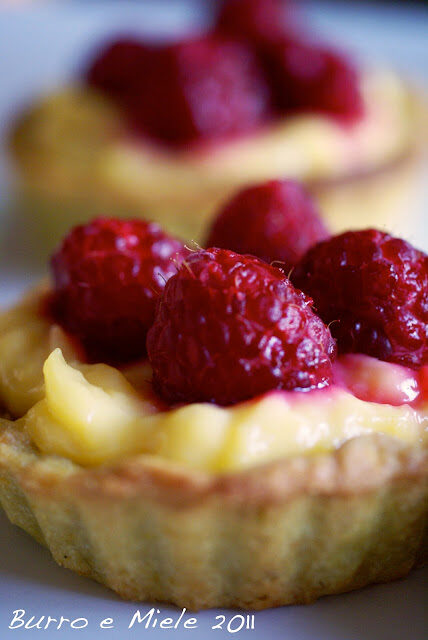 Tartelette (crostatine) di frolla di pistacchio al lemon curd e lamponi, una metafora della vita