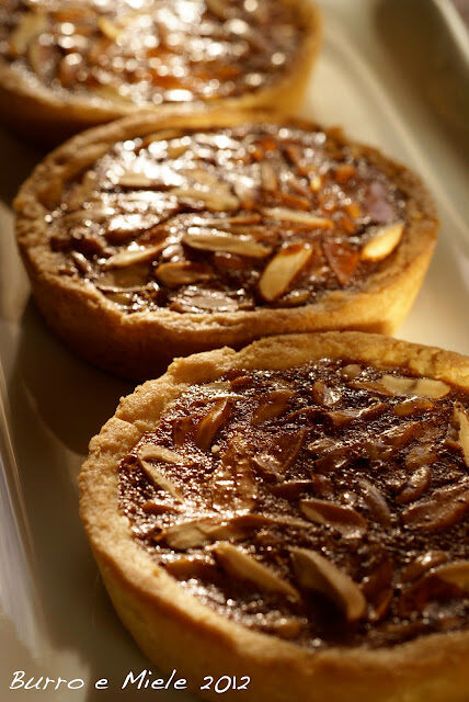 Tartelettes (crostatine) di mandorle con caramello al miele…magia!