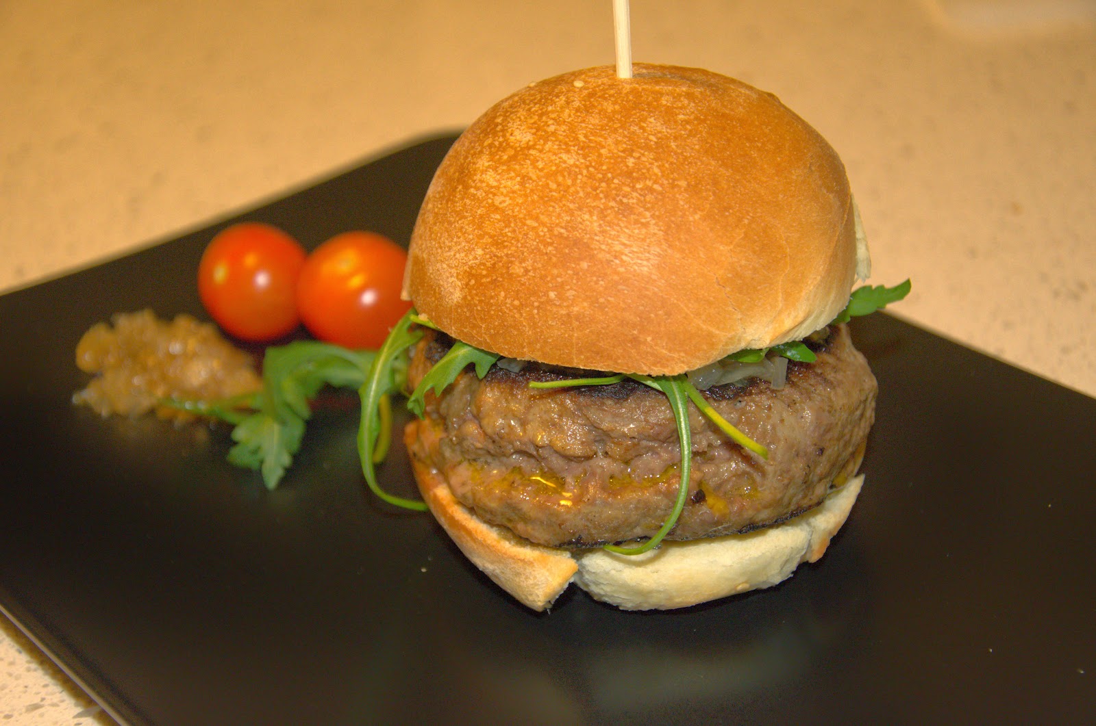 TESTINABURGER CON ANGUS, FOIE GRAS, CIPOLLA CARAMELLATA E RUCOLA