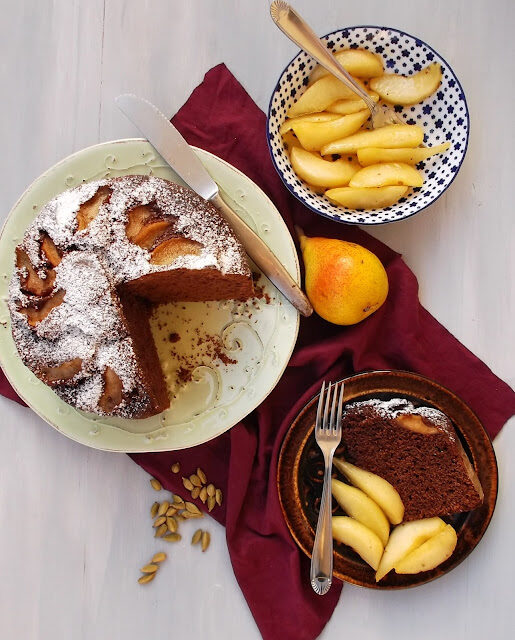 Torta al cioccolato, castagne e olio d’oliva con pere caramellate al cardamomo