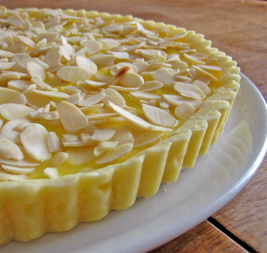 Torta alla crema con mandorle a scaglie