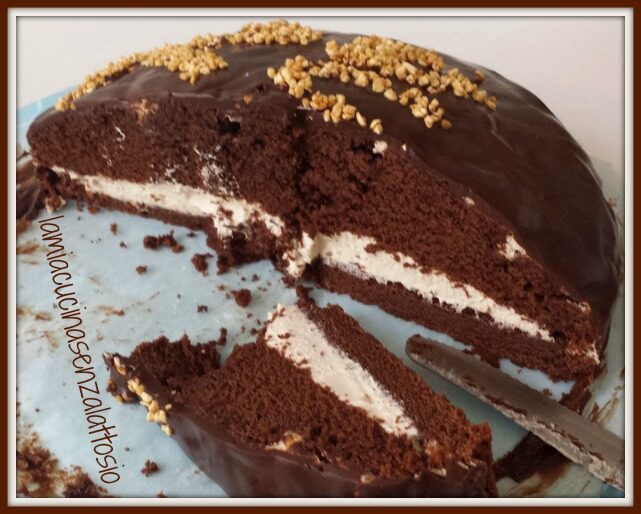 Torta cioccolato ripiena di crema caffè senza uova senza lattosio