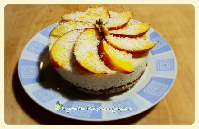 Torta crudista alle pesche e cocco