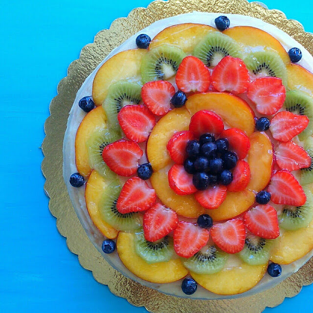 Torta di compleanno con crema al cocco e frutta fresca
