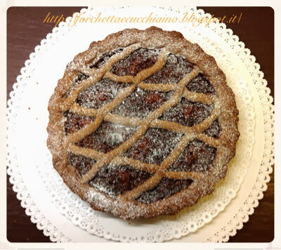 Torta di linz con marmellata di prugne, mandorle e uvetta