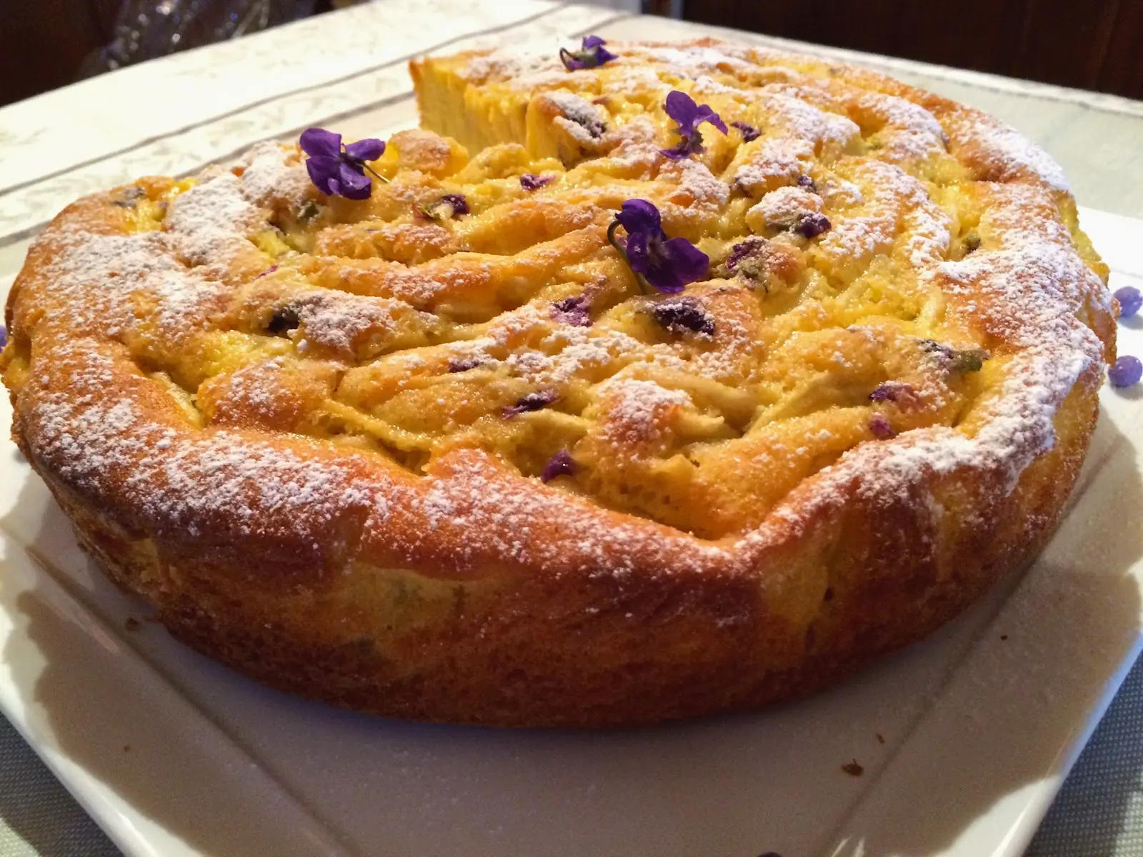 Torta di mele e violette