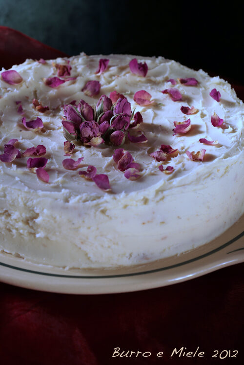Torta gluten free al cioccolato bianco e alle rose, profumata al cardamomo…realismo magico in cucina