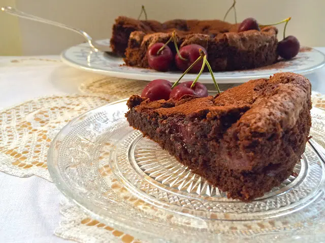 Torta morbida al cioccolato e ciliegie