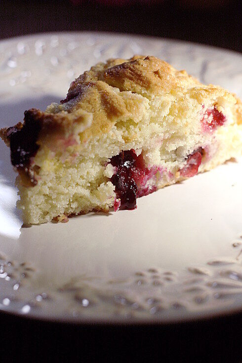 Torta morbida con uva fragola