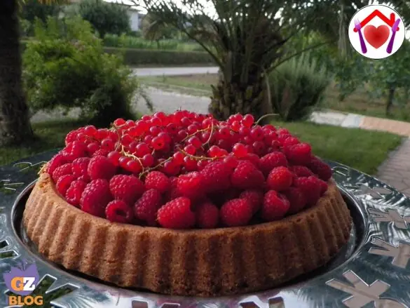 Torta quattro quarti con lamponi e ribes