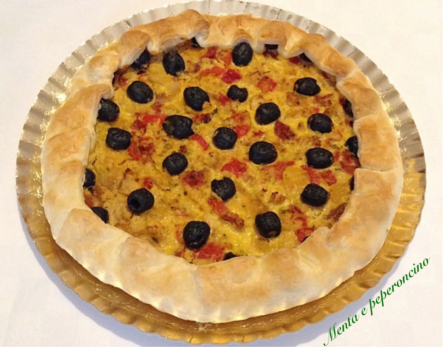 Torta rustica con peperoni tonno e olive