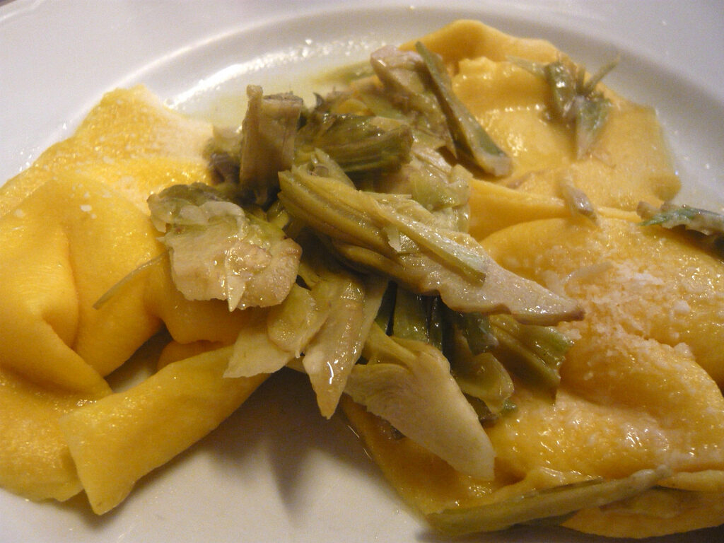 Tortelloni di ricotta e spinaci con sugo di carciofi