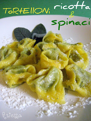 Tortelloni di ricotta e spinaci conditi con burro fuso, salvia e parmigiano.