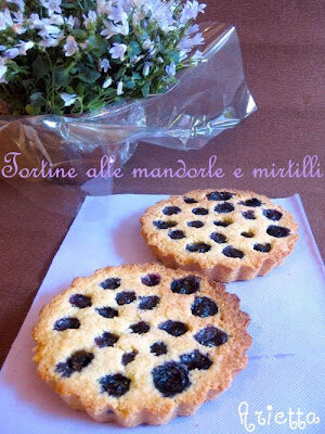 Tortine alle mandorle e mirtilli