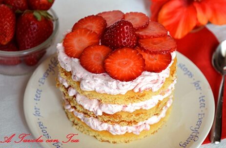 Tortine leggere con panna (vegetale) e fragole