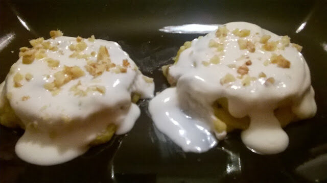 TORTINI DI POLENTA AI FUNGHI CON CREMA LEGGERA DI FORMAGGIO E NOCI