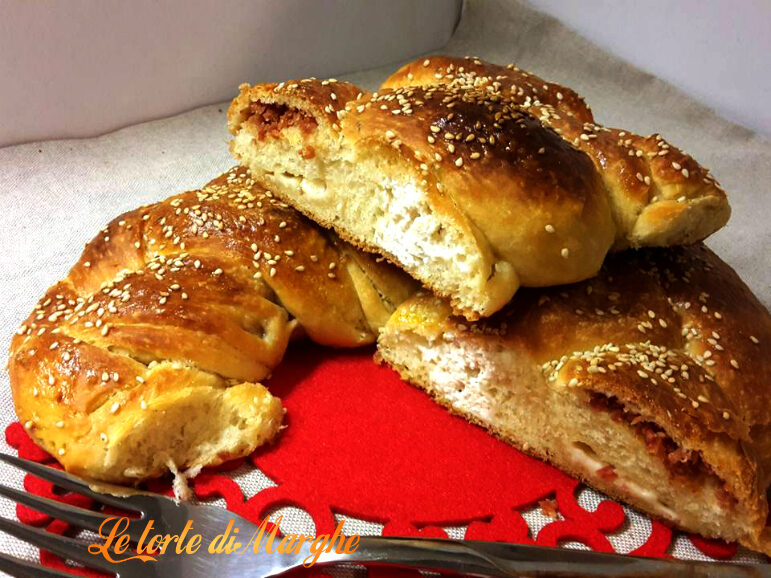 ﻿Treccia pan brioche farcito con speck