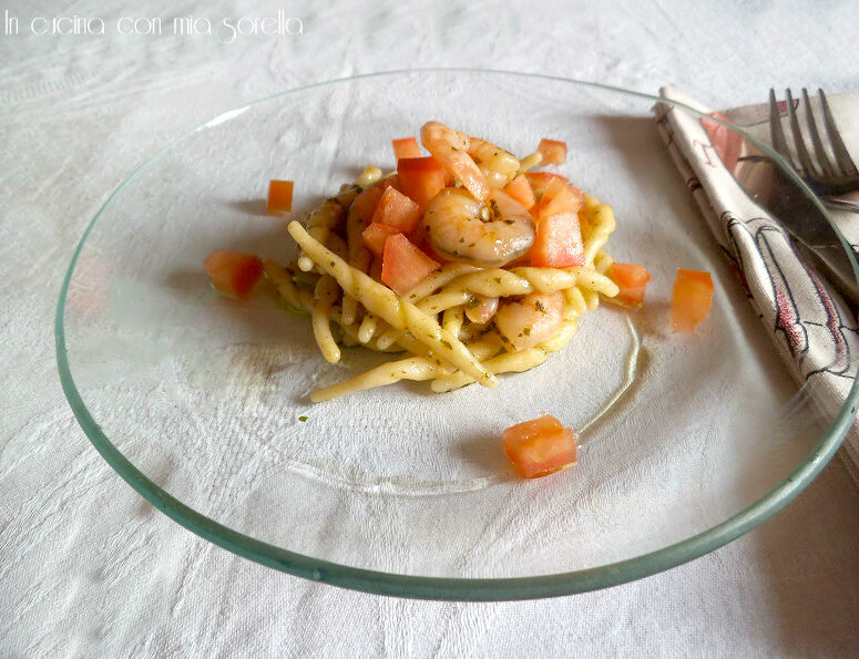Trofie pesto gamberi e dadi di pomodoro