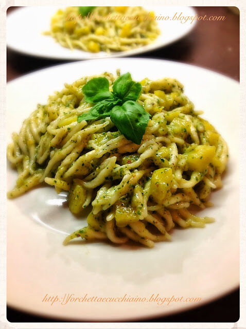 Trofiette profumate al pesto di basilico e pistacchi