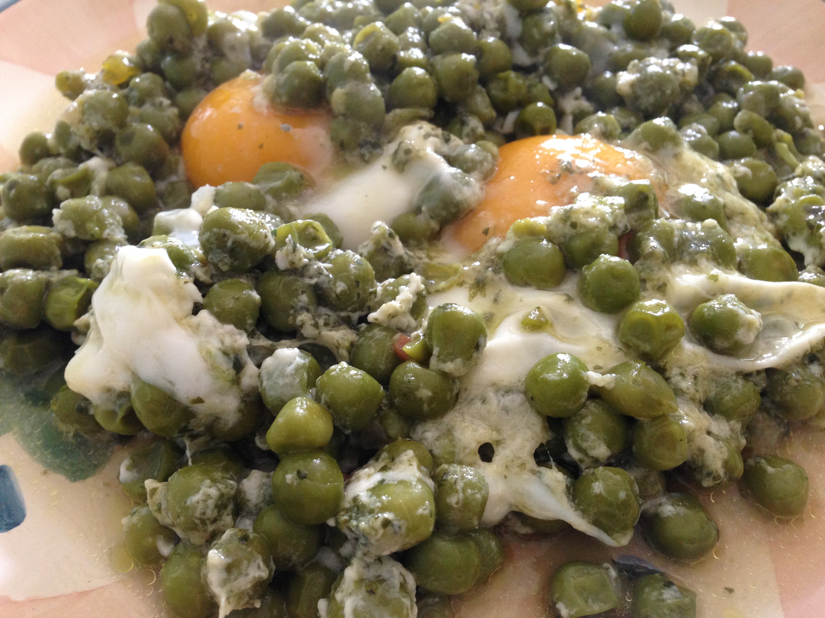 Uova al tegamino con piselli