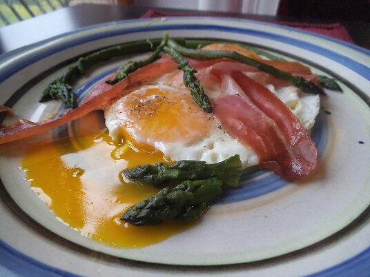 Uova all’occhio di bue con asparagi e prosciutto crudo