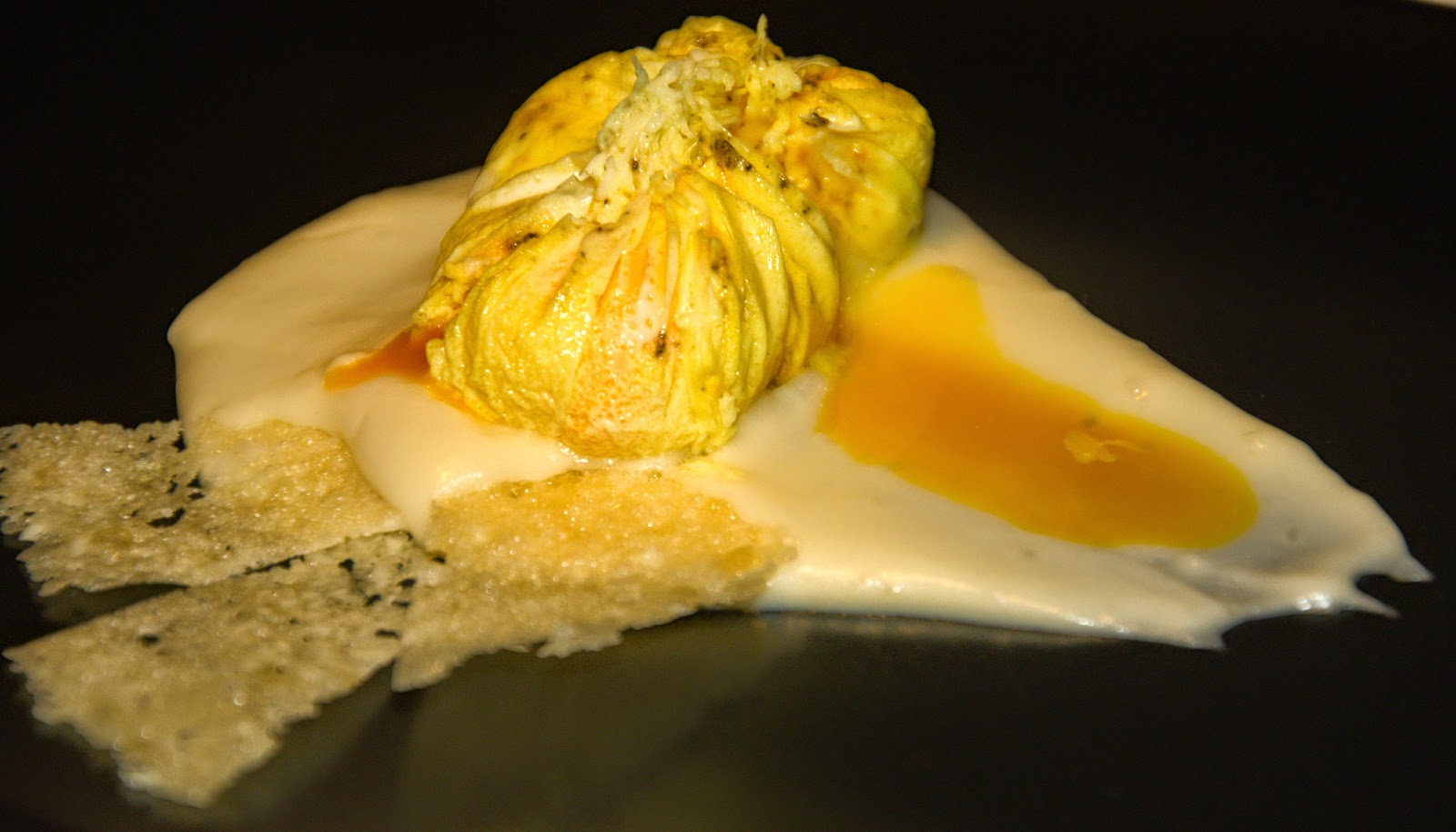 UOVO POCHE’ ALLO ZAFFERANO CON FONDUTA E CIALDINE DI PARMIGIANO