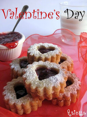 Valentine’s Day: Biscotti alle nocciole farciti con marmellata di lamponi