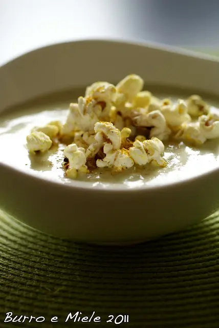 vellutata di avocado e mais con pop corn al curry