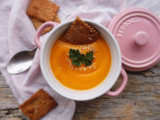 Vellutata di zucca con crackers al grano saraceno e sesamo