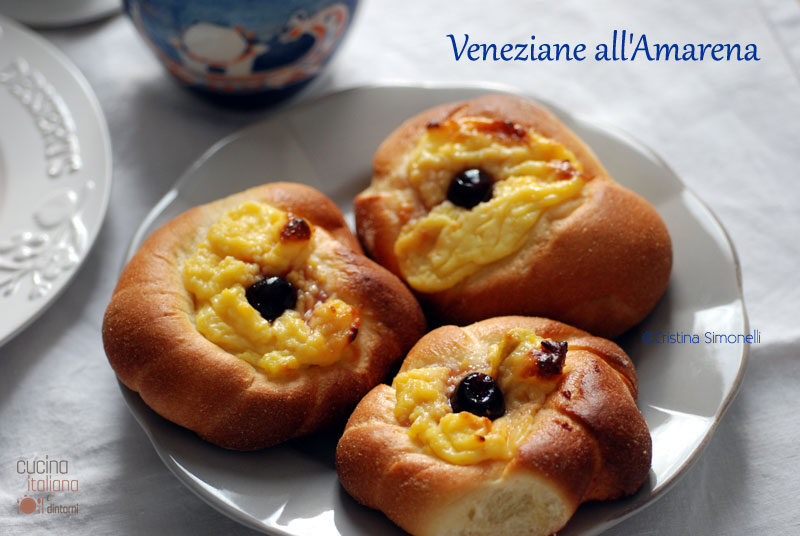 Veneziane con crema e amarene