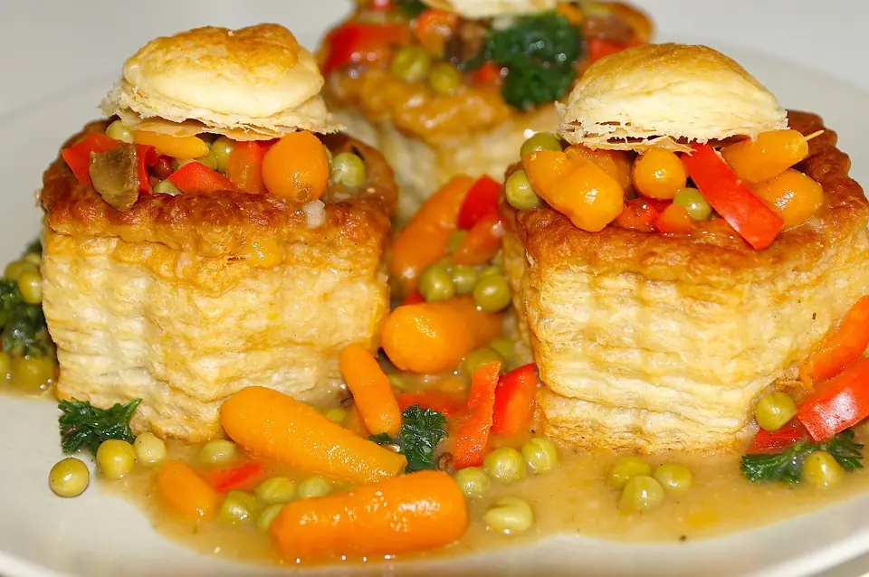 Vou-le-vant con verdure e formaggio