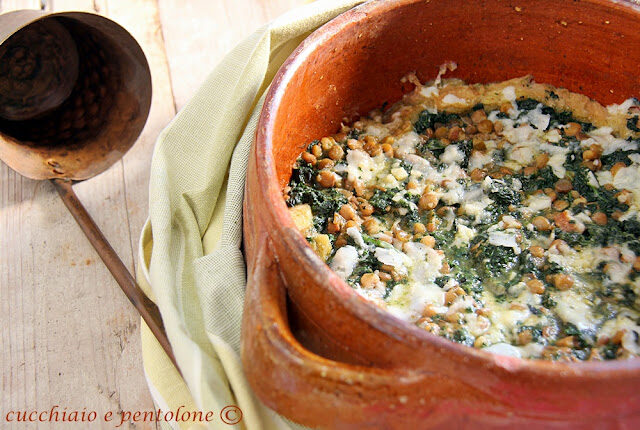 zuppa di cavolo nero, pane e lenticchie nel coccio