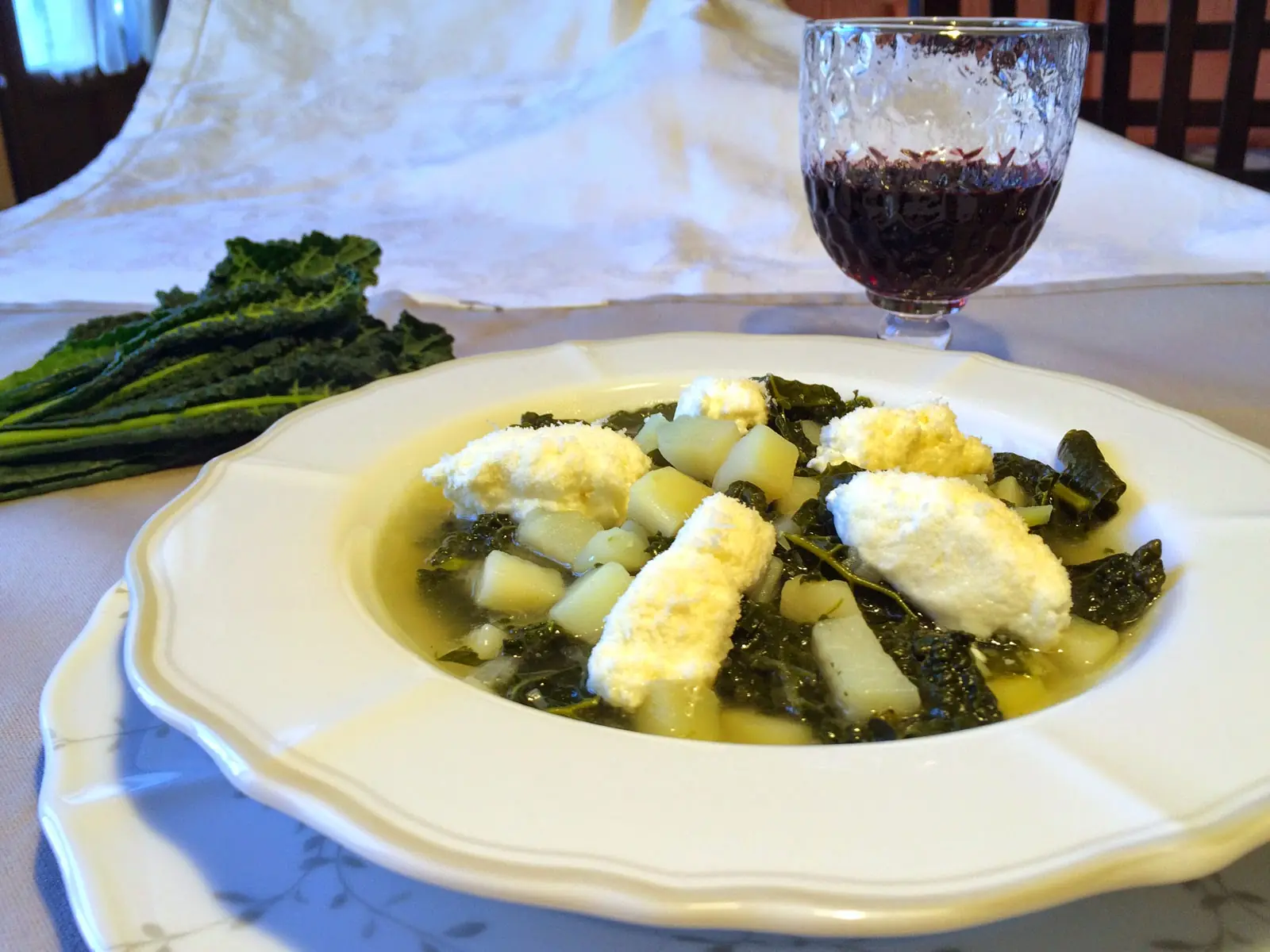 Zuppa di cavolo nero, patate e ricotta