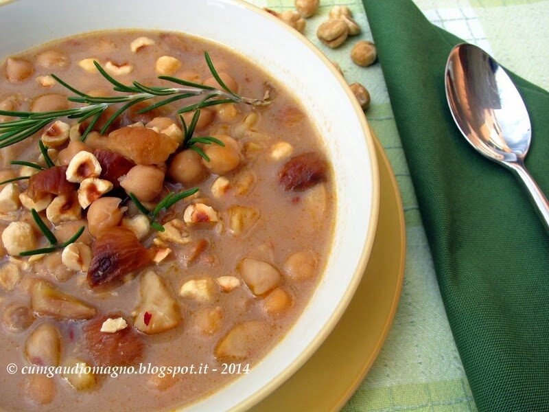 Zuppa di ceci, marroni e nocciole tostate