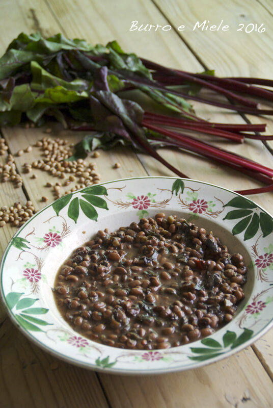 Zuppa di fagioli e foglie di barbabietola rossa