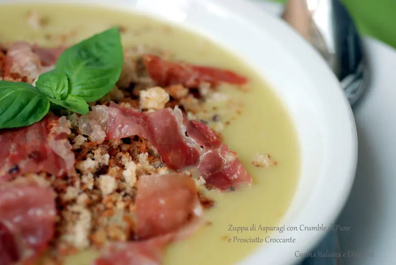 Zuppa tiepida di Asparagi con Crumble di Pane e Prosciutto croccante