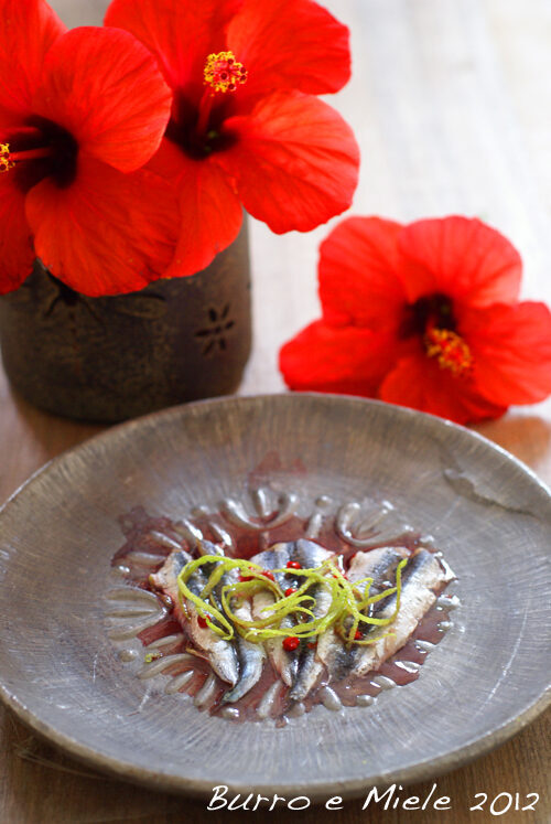 Acciughe marinate al lime e hibiscus