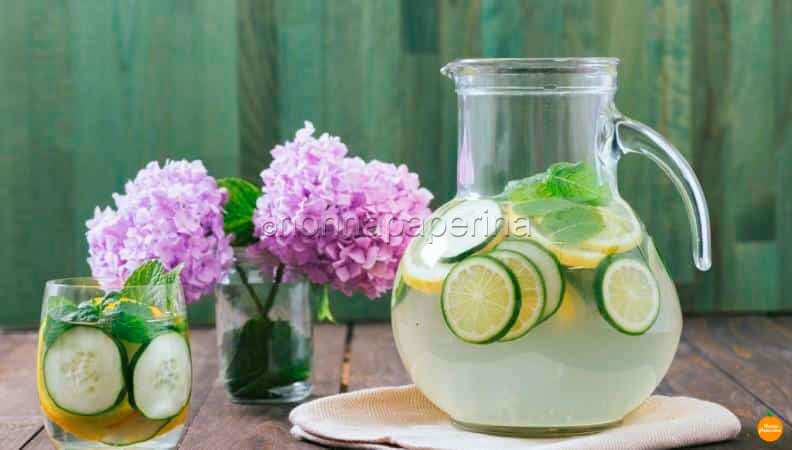 Acqua aromatizzata al limone, cetriolo e menta