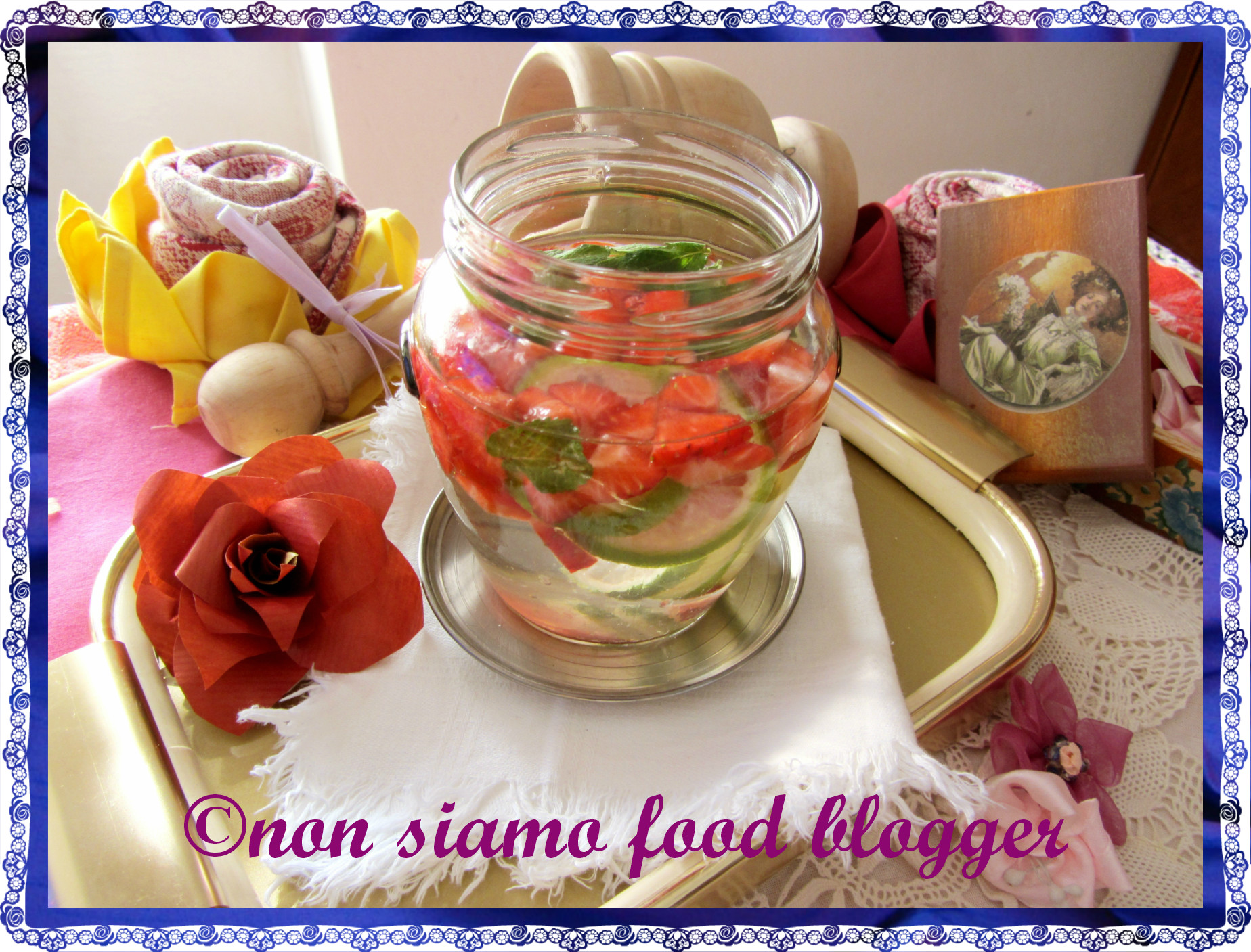 Acqua aromatizzata detox con fragole, lime e menta