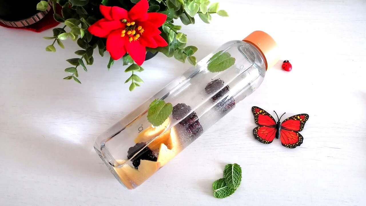Acqua aromatizzata dissetante, con noce pesca, more e menta