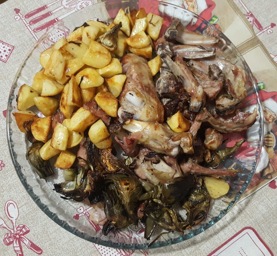 Agnello al forno con patate e carciofi