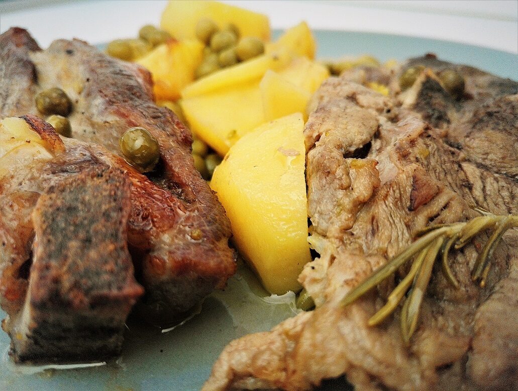 Agnello al forno con patate e piselli