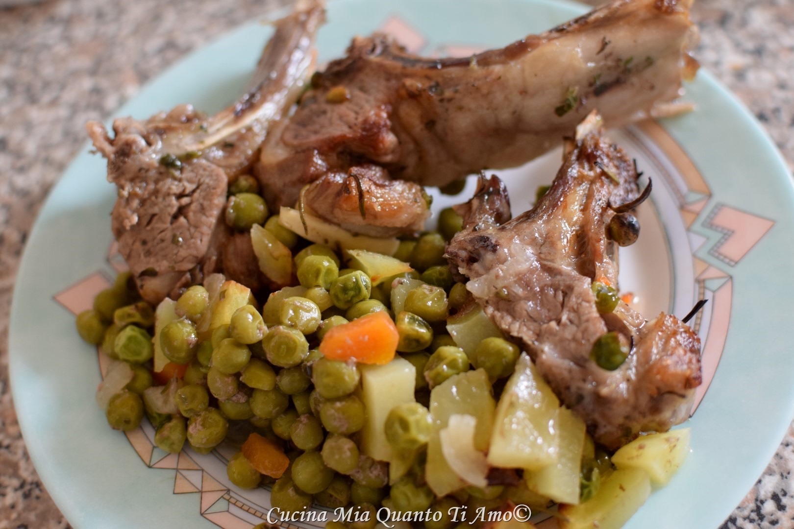 Agnello al forno con piselli e patate