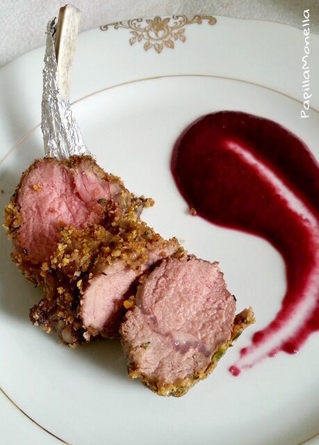 Agnello al pistacchio con coulis di frutti rossi